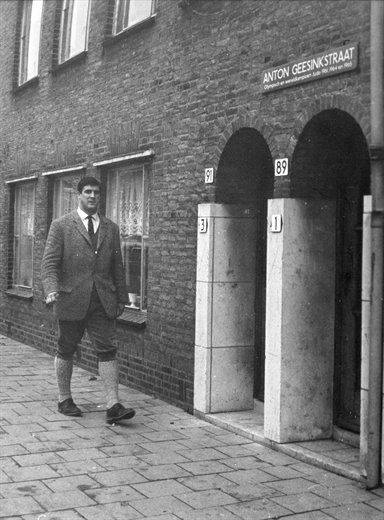 Anton Geesink in eigen straat