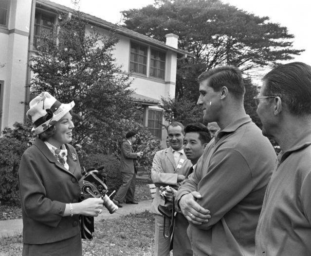 Koningin_Beatrix_ontmoet_Anton_Geesink-Olympische_Spelen_1964_Tokio.JPEG